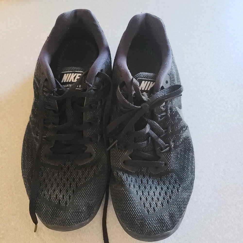 Womens size 7.5 Nike Tennis Shoes